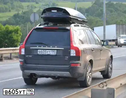 Фото автомобиля VOLVO XC90, 2012 — госномер Е225КЕ799. Цвет: ТЕМНО-КОРИЧНЕВЫЙ