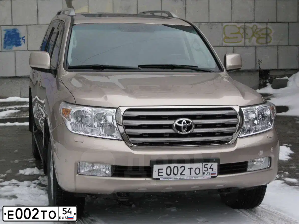 Фото автомобиля TOYOTA LAND CRUISER 200, 2011 — госномер В944ЕК17. Цвет: ЗОЛОТИСТЫЙ