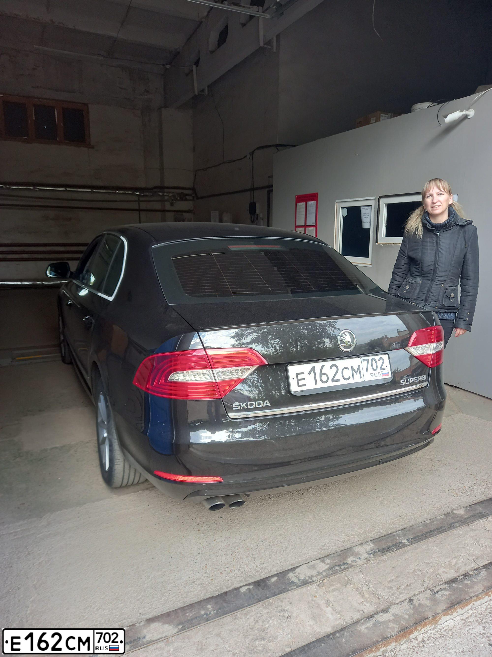 Фото автомобиля SKODA SUPERB, 2014 — госномер Е070СР702. Цвет: ЧЕРНЫЙ