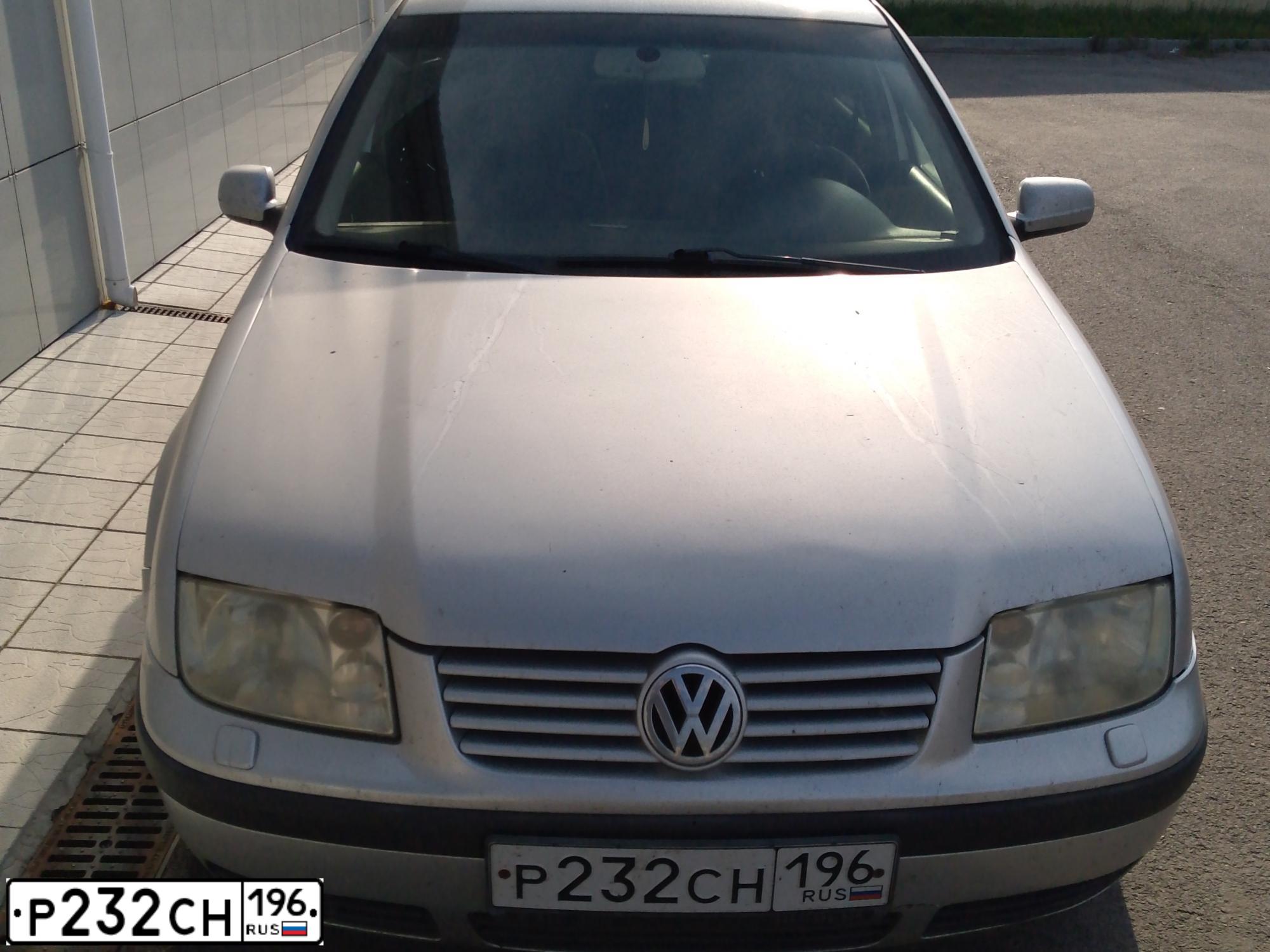 Фото автомобиля VOLKSWAGEN BORA, 2001 — госномер Р232СН196. Цвет: Серебристый