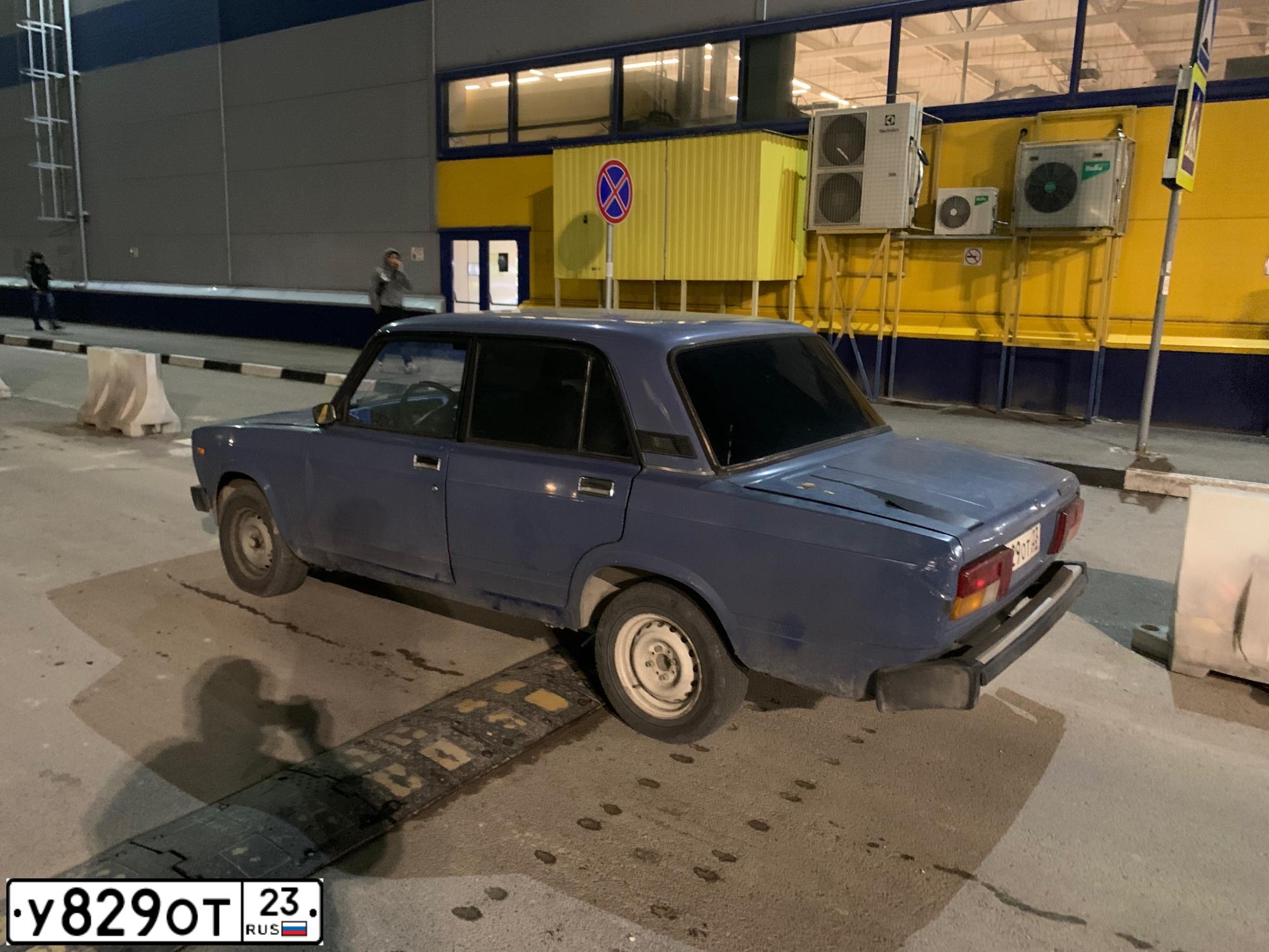 Фото автомобиля LADA 2105, 1984 — госномер У829ОТ23. Цвет: синий