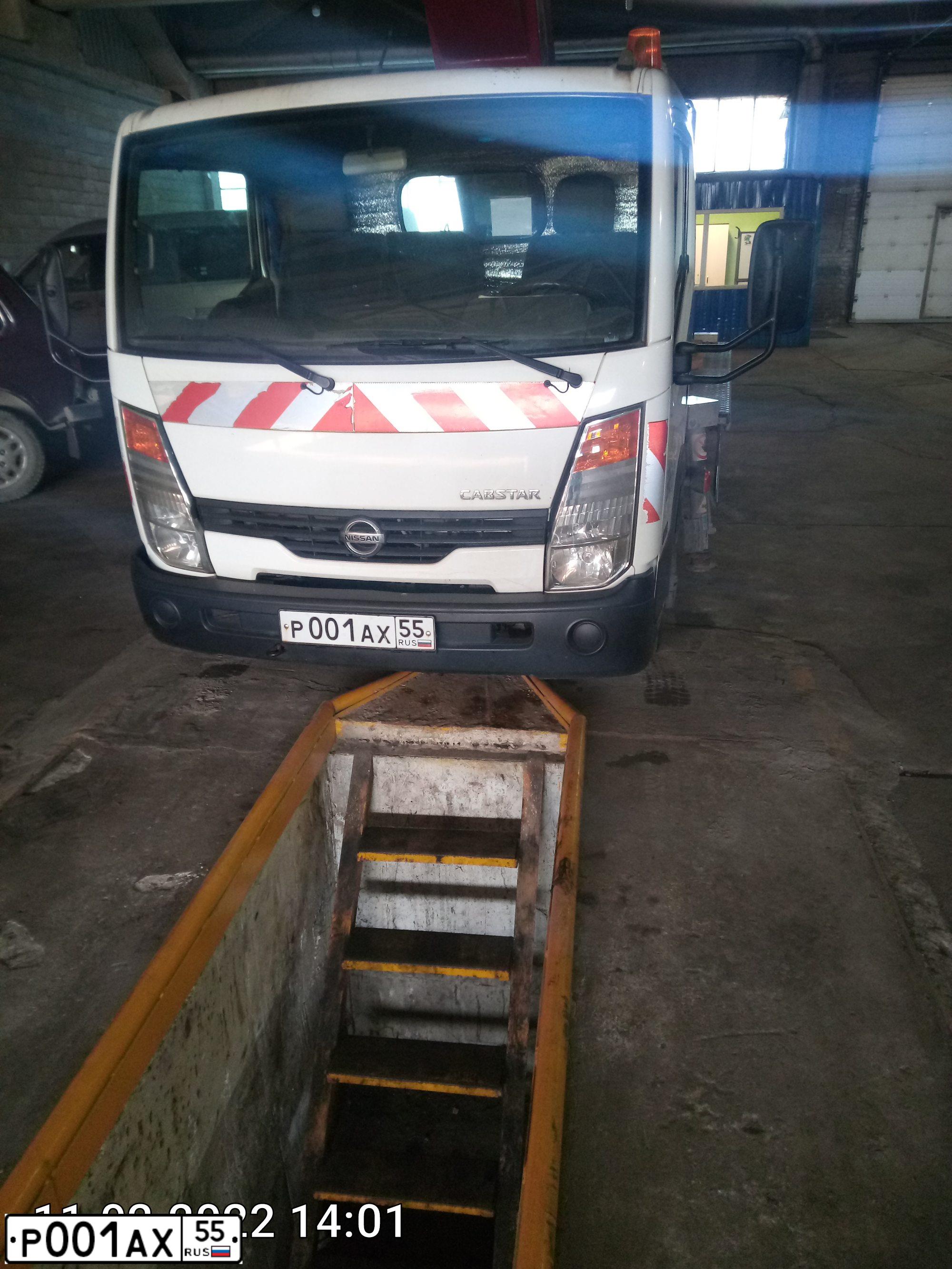 Фото автомобиля NISSAN CABSTAR, 2009 — госномер Р001АХ55. Цвет: БЕЛЫЙ