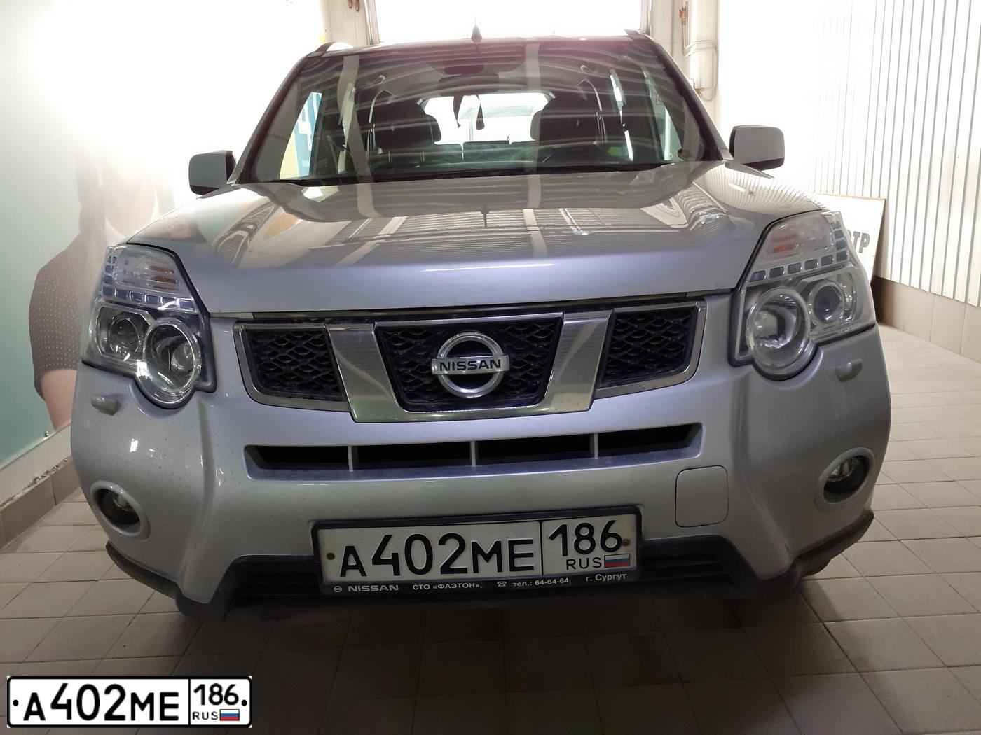 Фото автомобиля NISSAN X-TRAIL, 2013 — госномер А402МЕ186. Цвет: серебристый