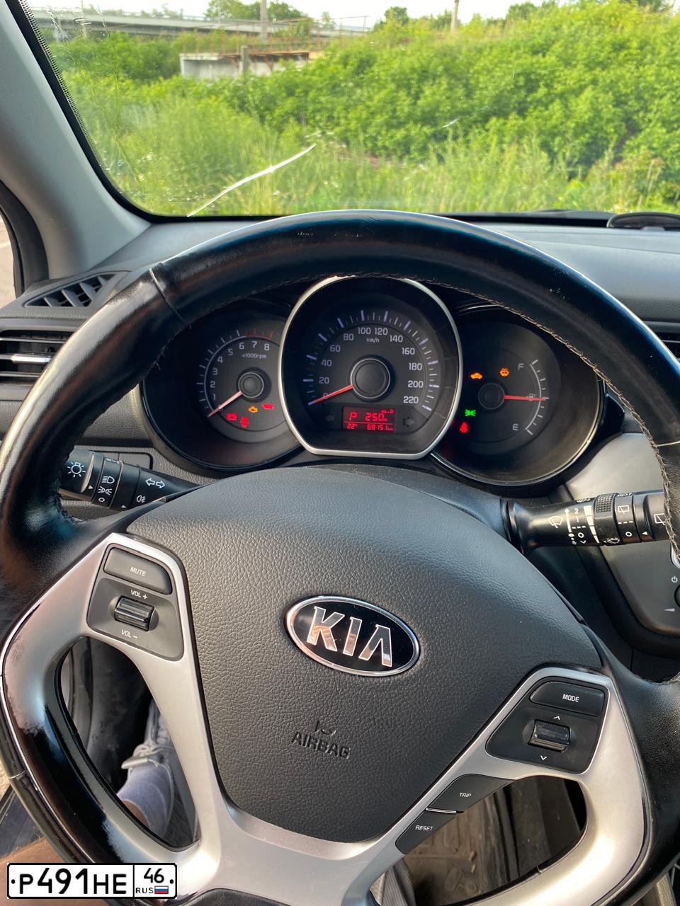 Фото автомобиля KIA RIO, 2015 — госномер Р491НЕ46. Цвет: ТЕМНО-СЕРЫЙ