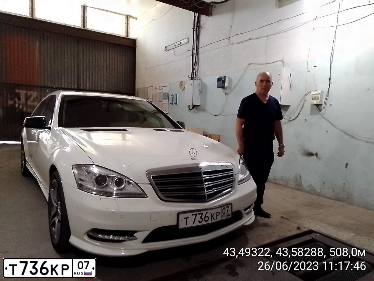 Фото автомобиля MERCEDES S-KLASSE, 2008 — госномер Т736КР07. Цвет: Белый