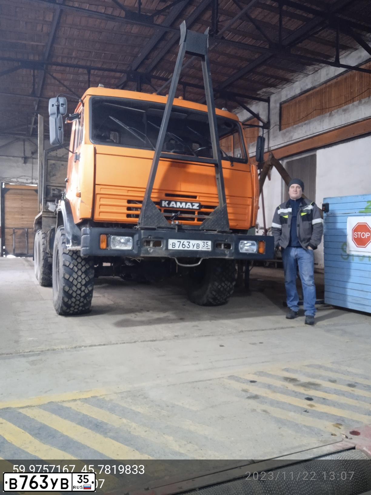 Фото автомобиля KAMAZ 43114 /6X6/, 2012 — госномер В763УВ35. Цвет: ОРАНЖЕВЫЙ