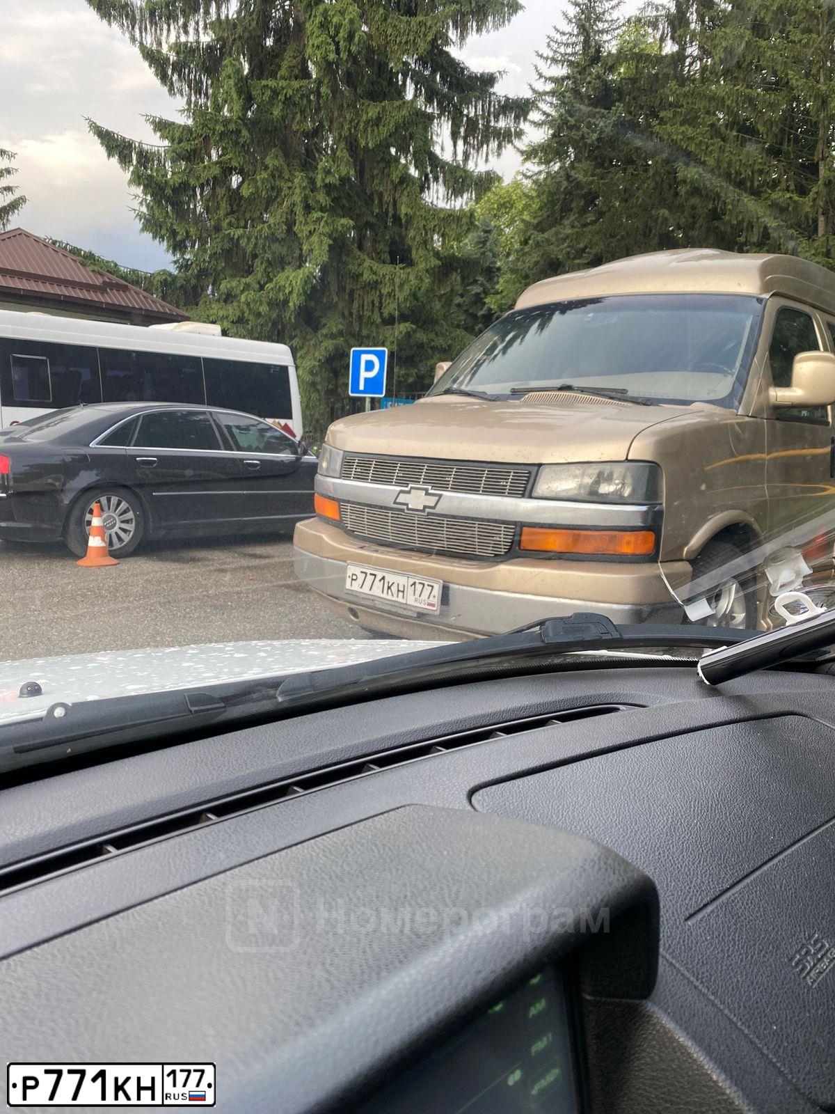 Фото автомобиля FORD FUSION, 2005 — госномер Р771КН777. Цвет: СЕРЫЙ