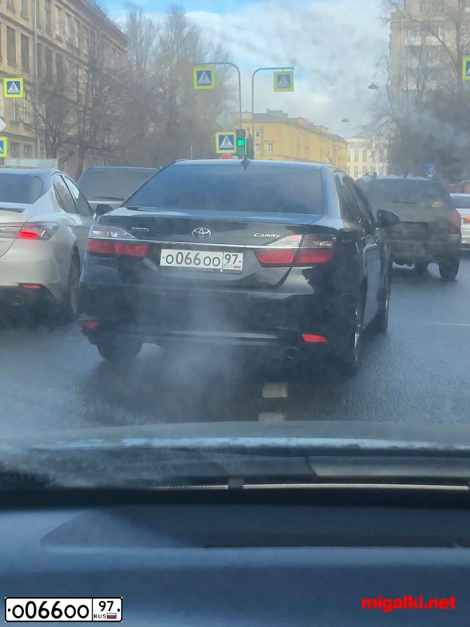 Фото автомобиля TOYOTA CAMRY, 2016 — госномер О066ОО97. Цвет: ЧЕРНЫЙ