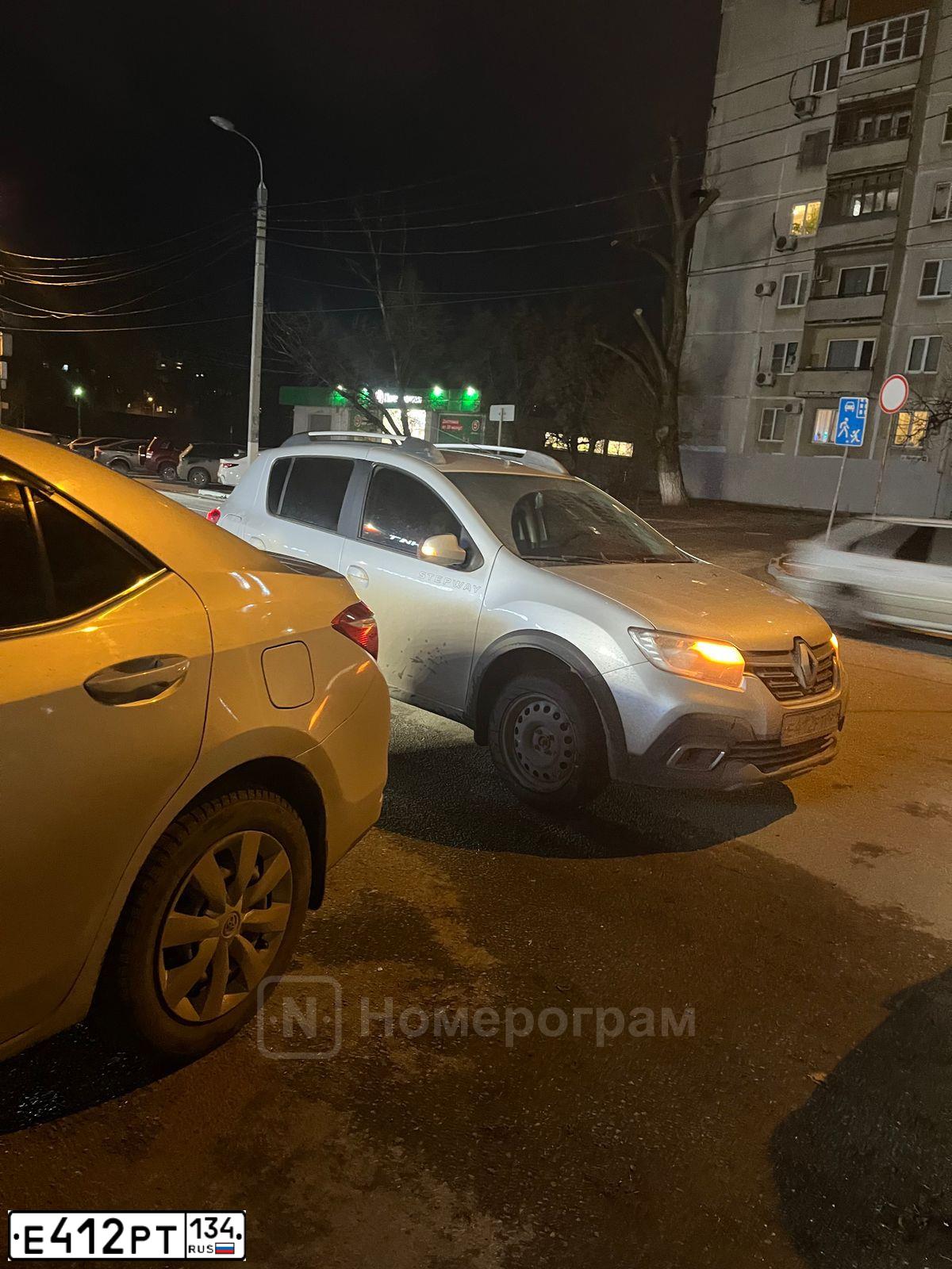 Фото автомобиля RENAULT SANDERO, 2019 — госномер Е412РТ134. Цвет: СВЕТЛО СЕРЫЙ