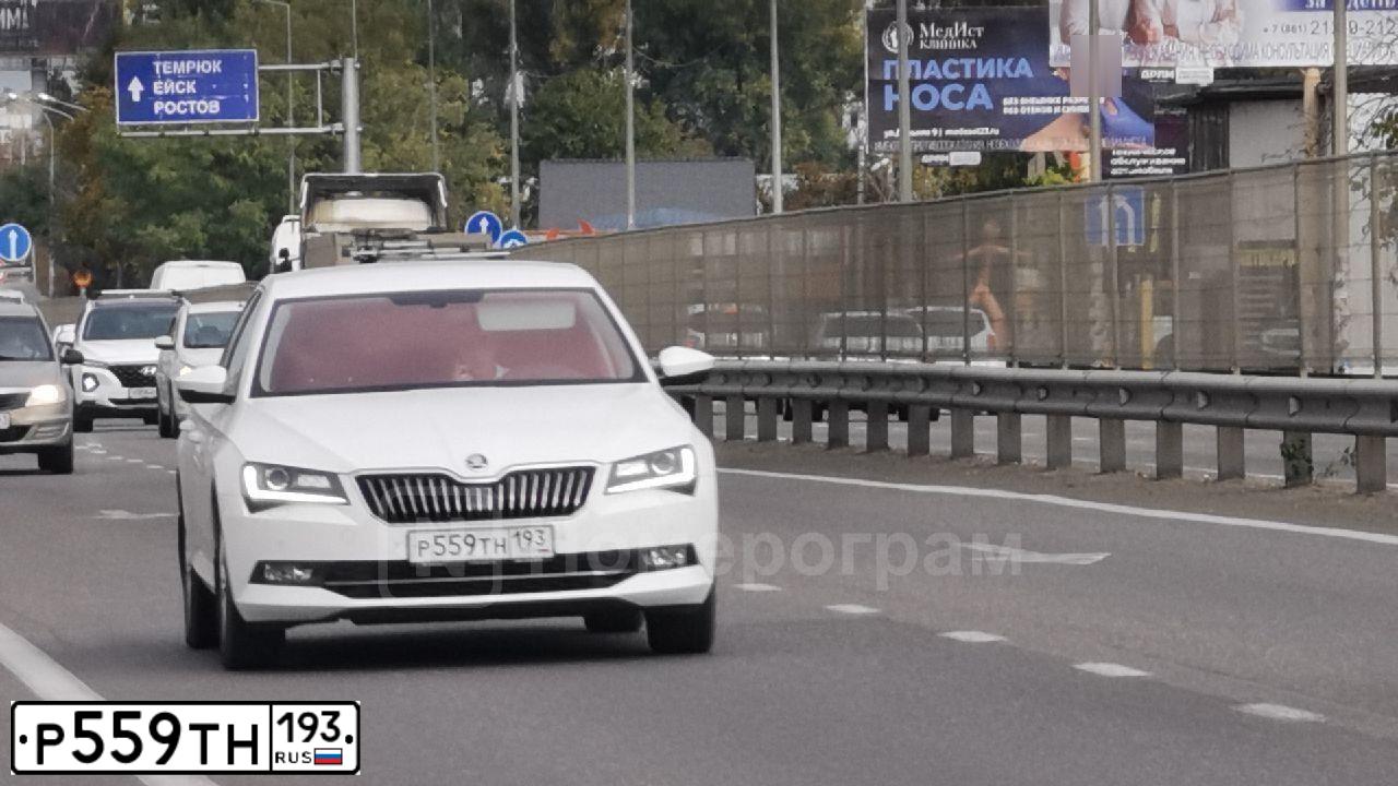 Фото автомобиля SKODA SUPERB, 2018 — госномер Р559ТН193. Цвет: Белый