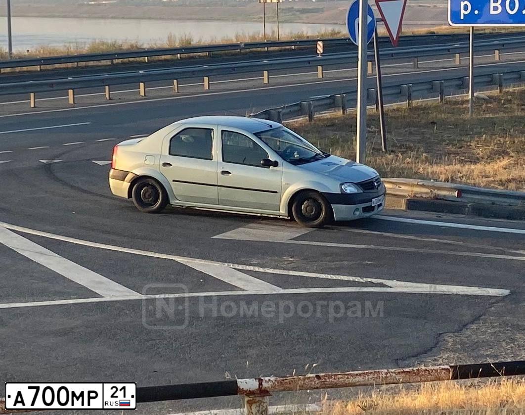 Фото автомобиля RENAULT LOGAN, 2009 — госномер А700МР21. Цвет: СВЕТЛО-ЗЕЛЕНЫЙ
