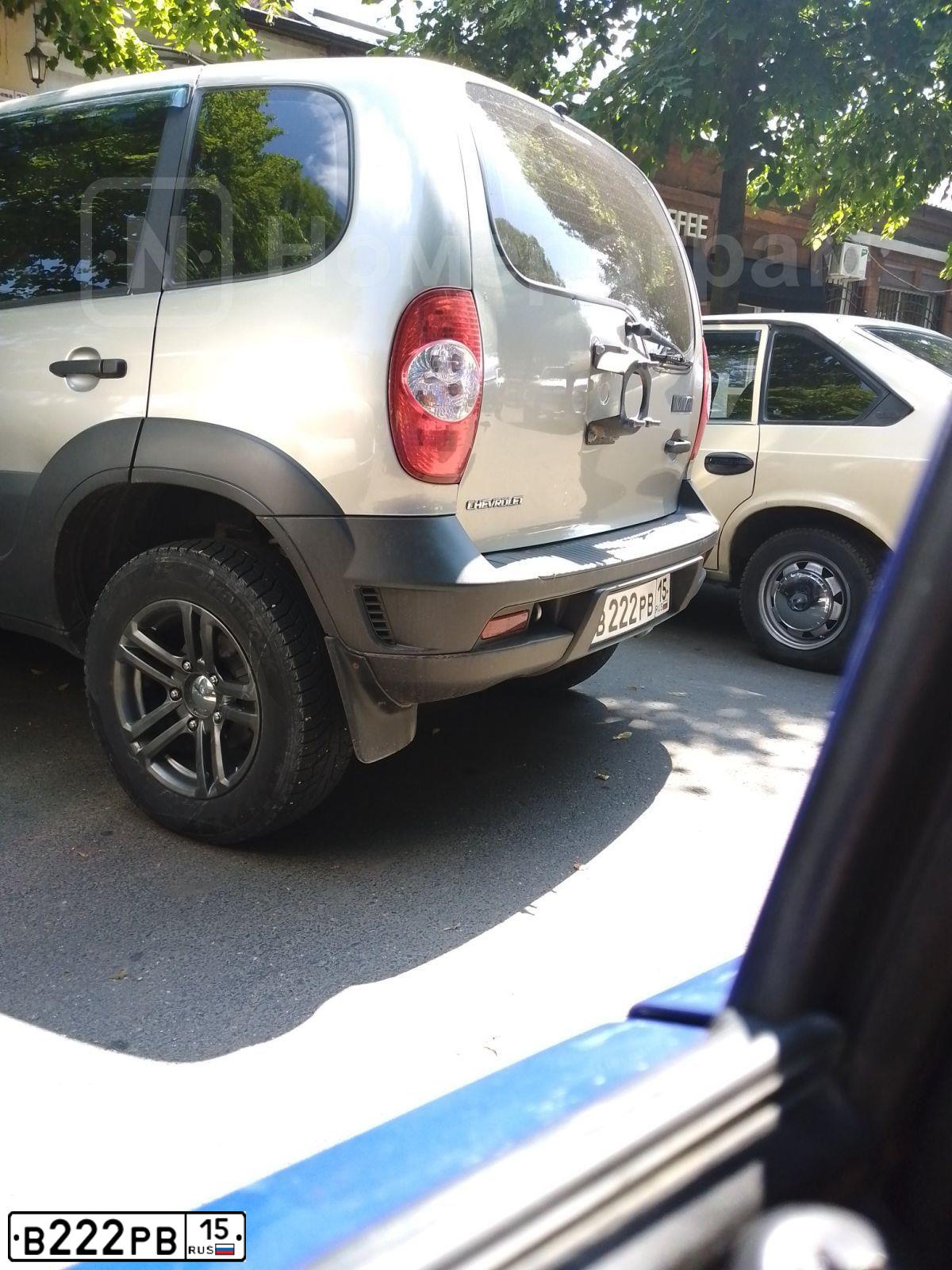 Фото автомобиля CHEVROLET NIVA, 2012 — госномер В516НН15. Цвет: Темно-серый металлик