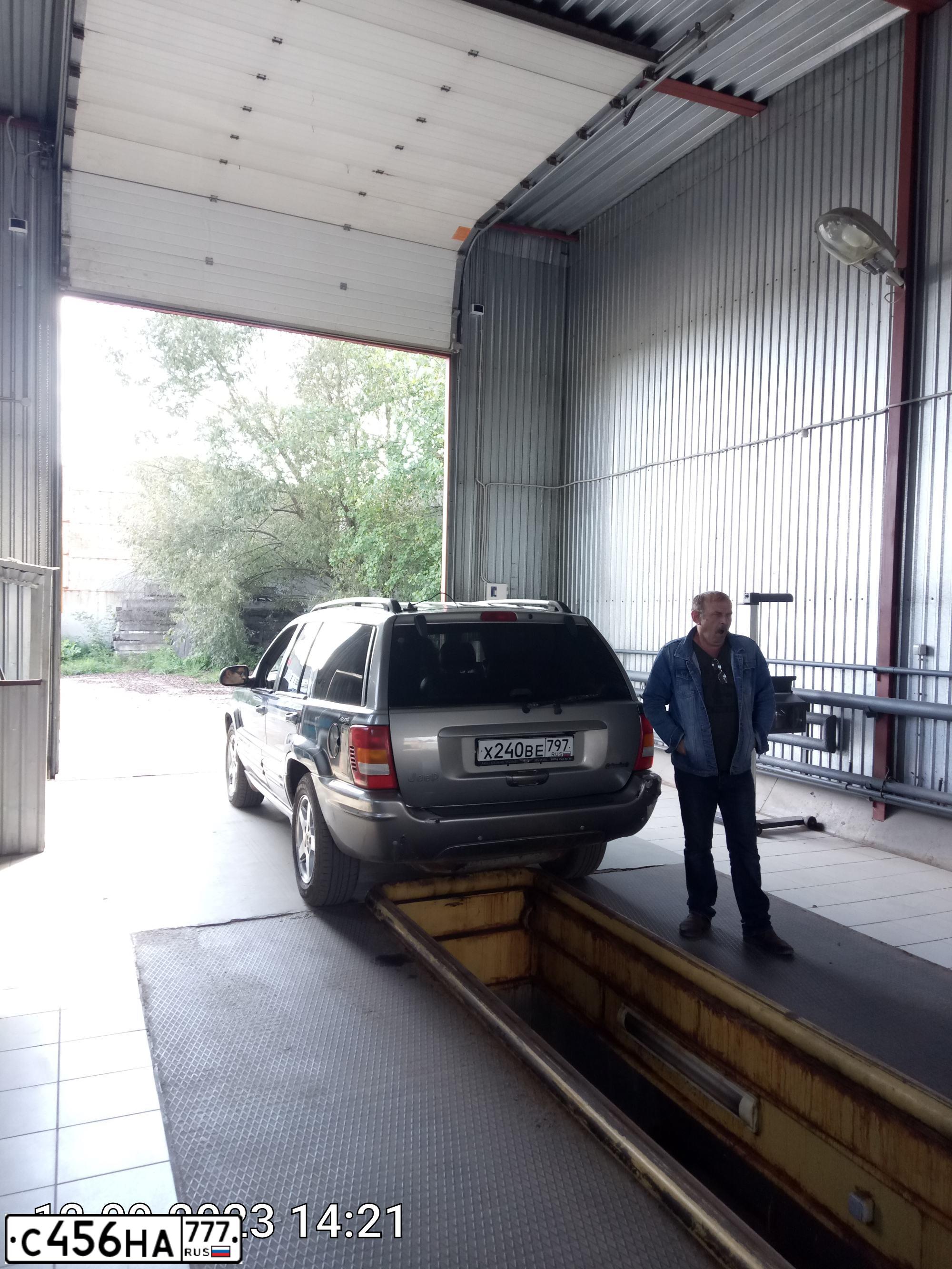 Фото автомобиля JEEP GRAND CHEROKEE, 1998 — госномер К456ЕХ76
