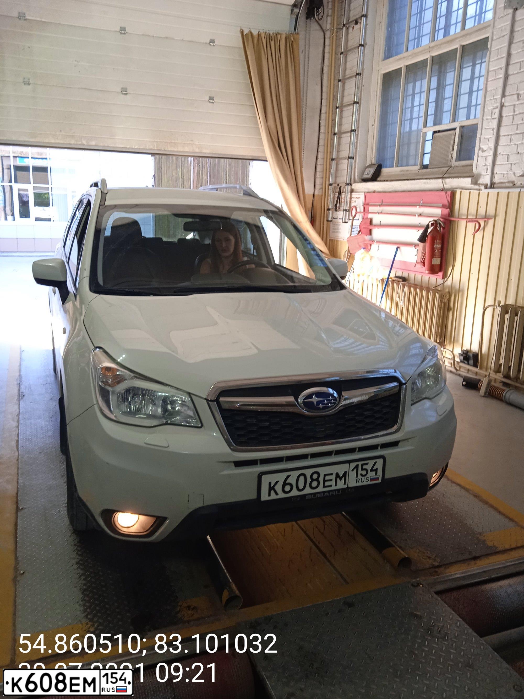Фото автомобиля SUBARU FORESTER, 2015 — госномер К608ЕМ154. Цвет: Белый