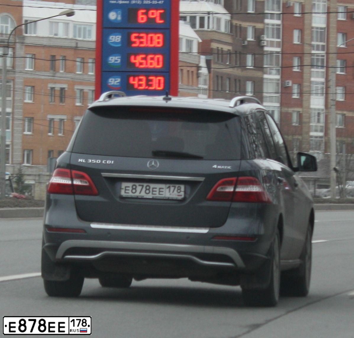 Фото автомобиля GMC SAVANA, 2008 — госномер Е878ЕЕ178. Цвет: СВЕТЛО-СЕРЫЙ