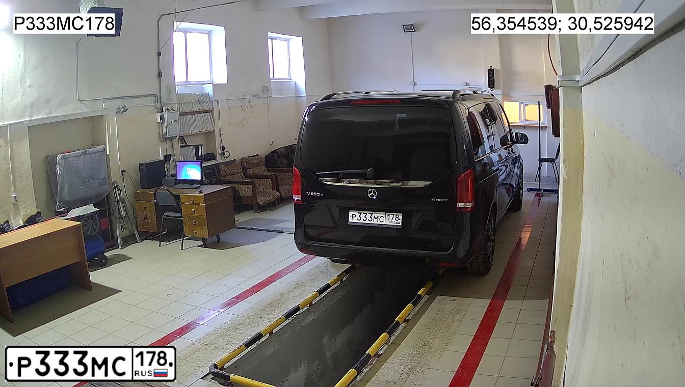 Фото автомобиля MERCEDES V-KLASSE, 2016 — госномер Р333МС178. Цвет: ЧЕРНЫЙ