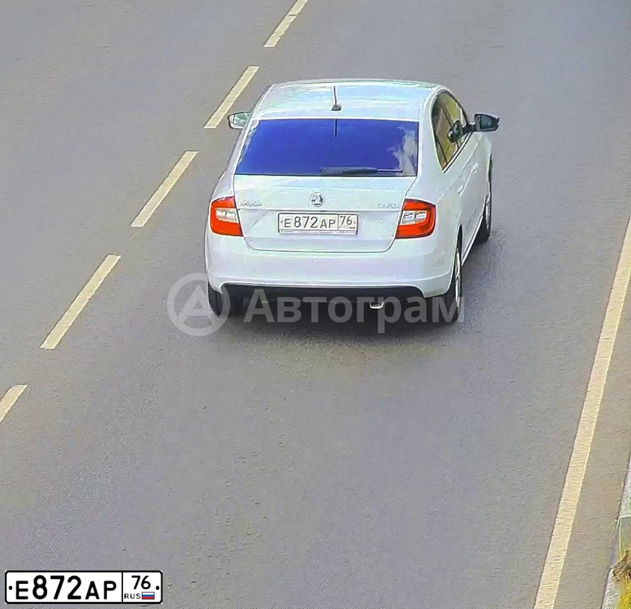 Фото автомобиля SKODA RAPID, 2019 — госномер Е872АР76. Цвет: Белый