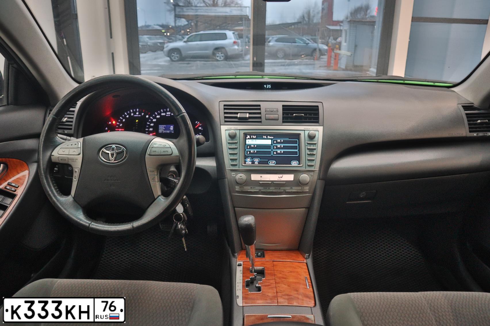 Фото автомобиля TOYOTA CAMRY, 2009 — госномер У985МС76. Цвет: СЕРЫЙ