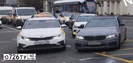 Фото автомобиля KIA MAGENTIS / OPTIMA, 2020 — госномер О726ТУ40. Цвет: БЕЛЫЙ ЖЕЛТЫЙ СЕРЫЙ