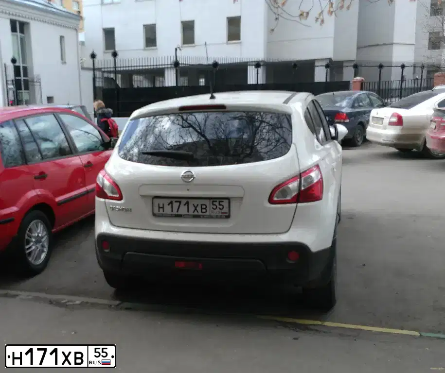 Фото автомобиля NISSAN QASHQAI, 2011 — госномер Н171ХВ55. Цвет: БЕЛЫЙ