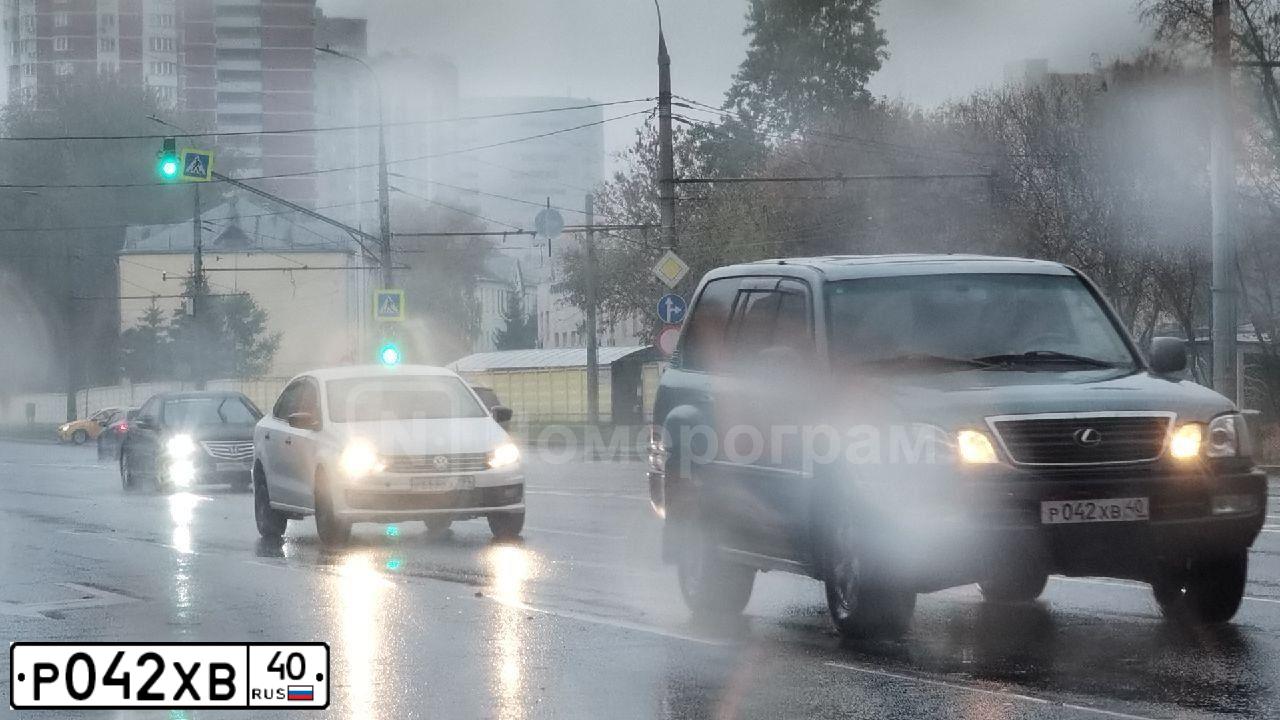 Фото автомобиля LEXUS LX, 2002 — госномер А645ЕВ977. Цвет: СЕРЕБРИСТО-СЕРО-ЗЕЛЕНЫЙ