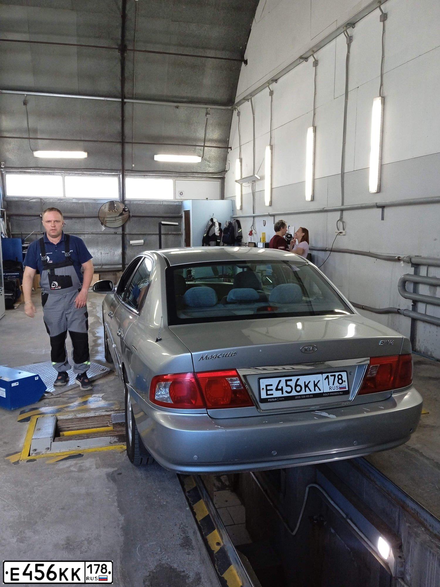 Фото автомобиля KIA MAGENTIS / OPTIMA, 2006 — госномер Е456КК178. Цвет: Серебристый