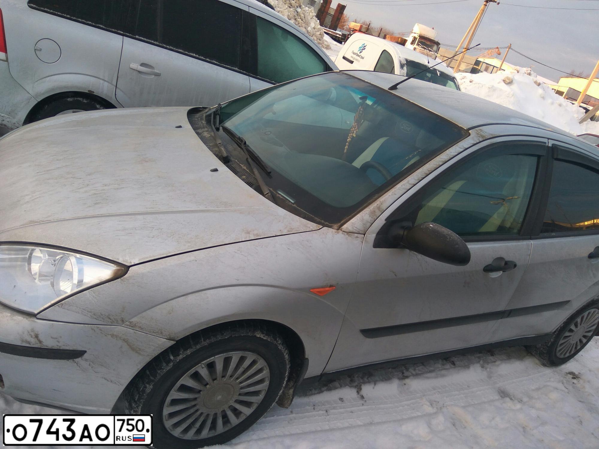 Фото автомобиля FORD FOCUS, 2003 — госномер Р567ЕЕ40. Цвет: Серебристый