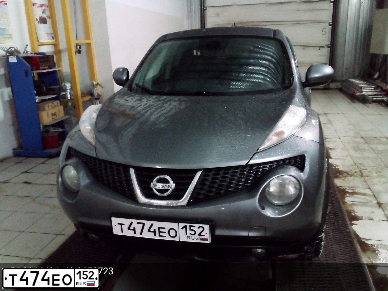 Фото автомобиля NISSAN JUKE, 2011 — госномер Е656МХ152. Цвет: СЕРЫЙ