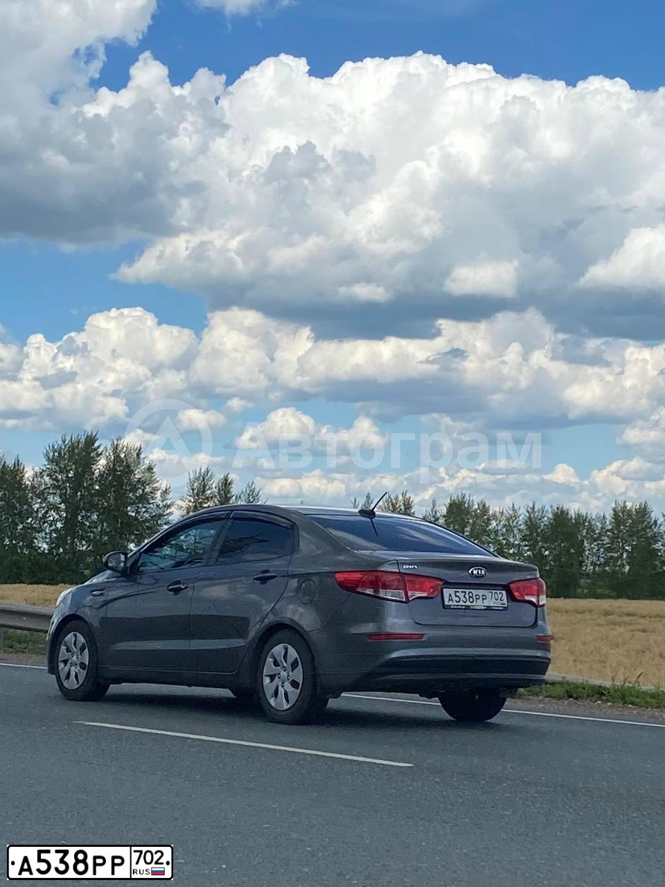 Фото автомобиля KIA RIO, 2017 — госномер А538РР702. Цвет: ТЕМНО-СЕРЫЙ