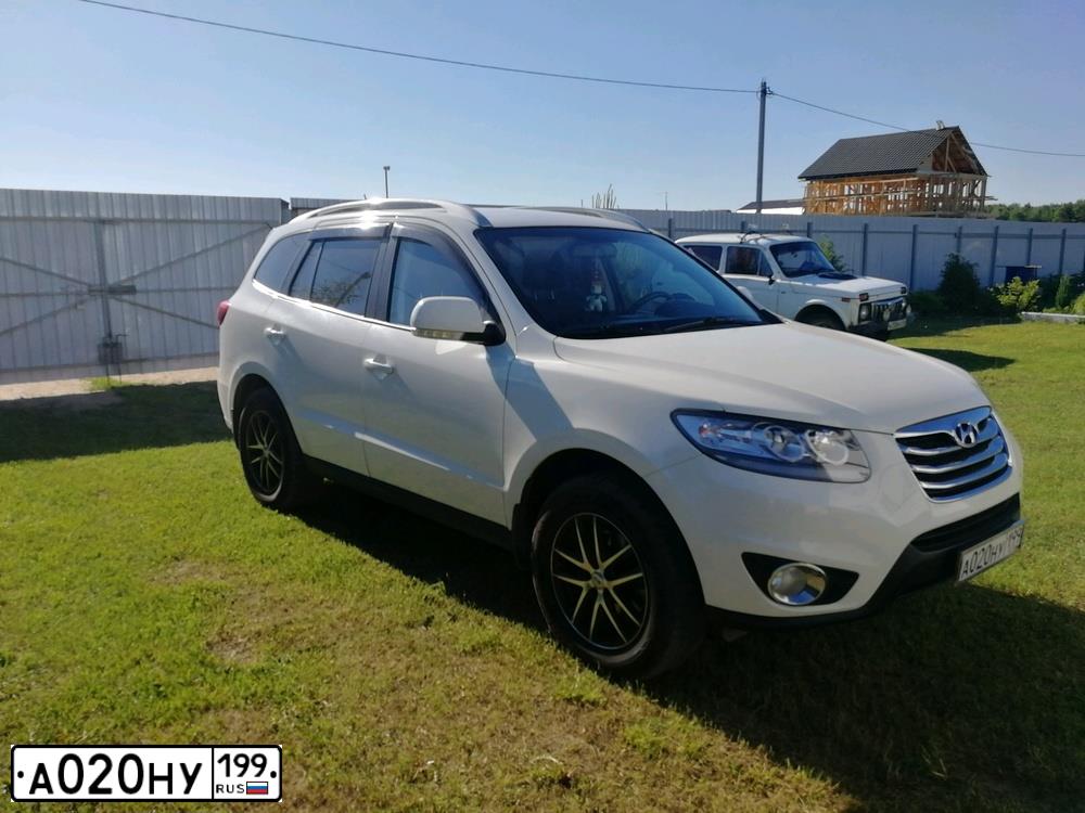 Фото автомобиля HYUNDAI SANTA FE, 2010 — госномер А020НУ199. Цвет: Белый