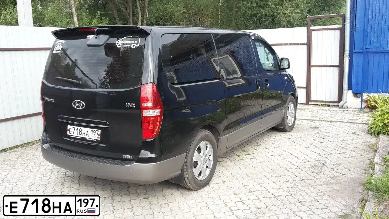 Фото автомобиля HYUNDAI GRAND STAREX, 2011 — госномер Е718НА197. Цвет: ЧЕРНЫЙ СЕРЫЙ