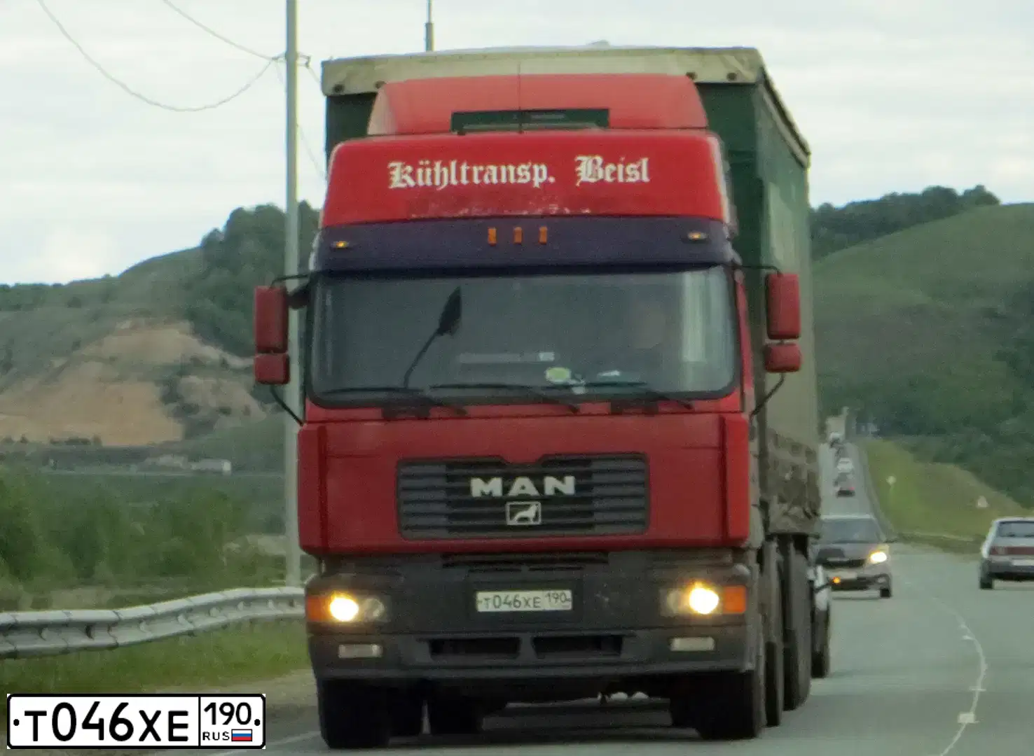 Фото автомобиля MAN 19.000-SERIE, 2000 — госномер Т046ХЕ190. Цвет: Красный