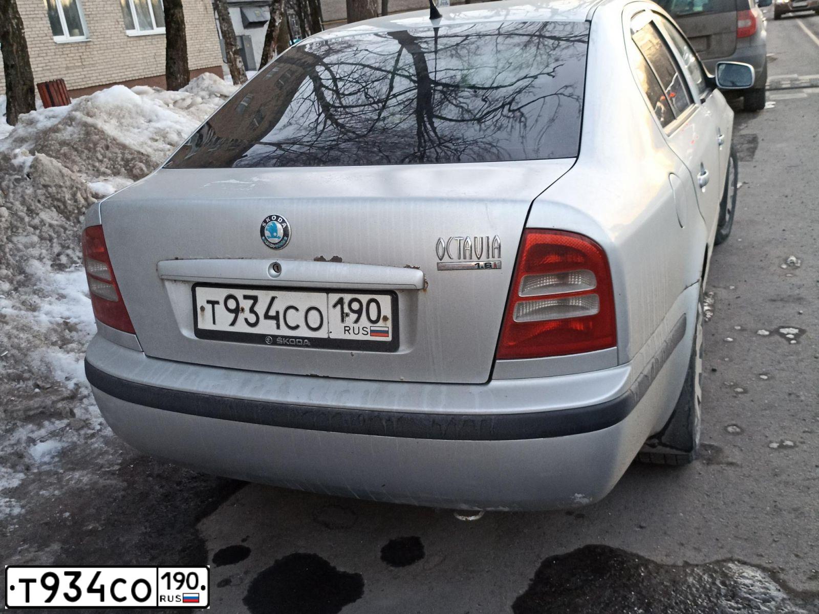 Фото автомобиля SKODA OCTAVIA, 2003 — госномер Т934СО190. Цвет: Серебристый