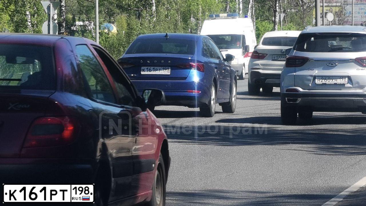 Фото автомобиля SKODA OCTAVIA, 2021 — госномер К161РТ198. Цвет: ЯРКО СИНИЙ