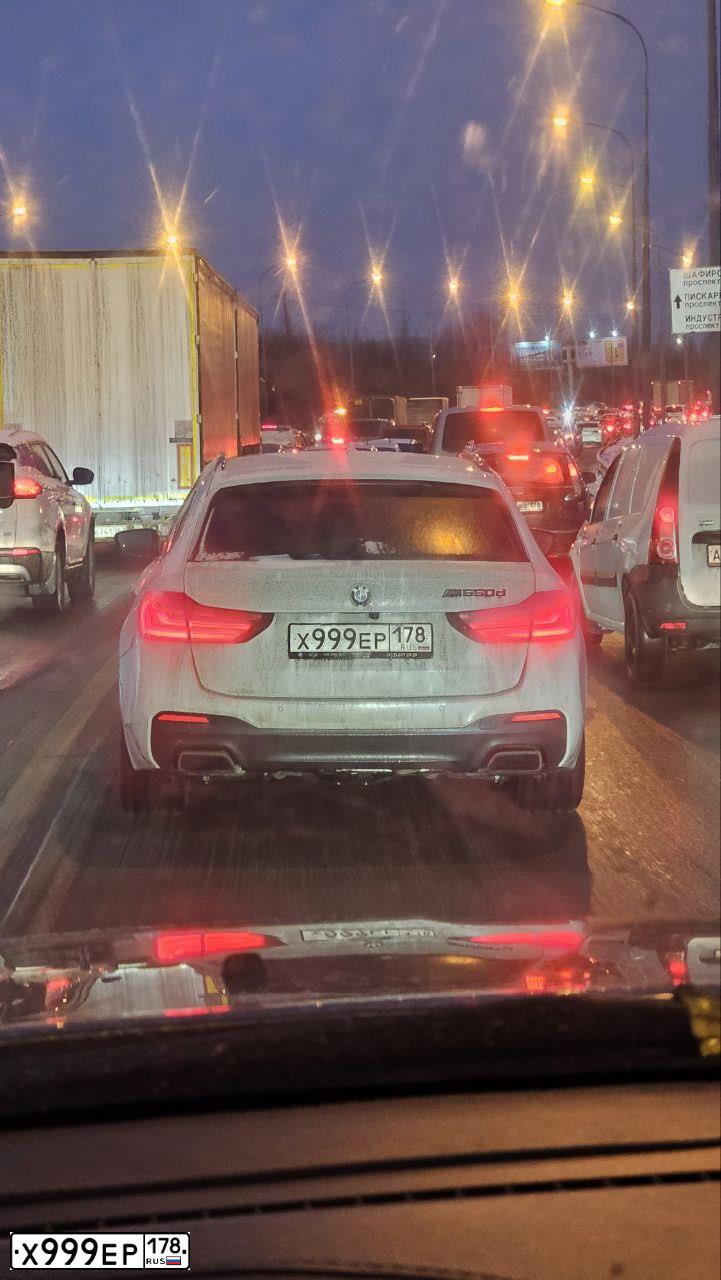 Фото автомобиля HYUNDAI I30, 2013 — госномер Х999ЕР178. Цвет: Серебристый