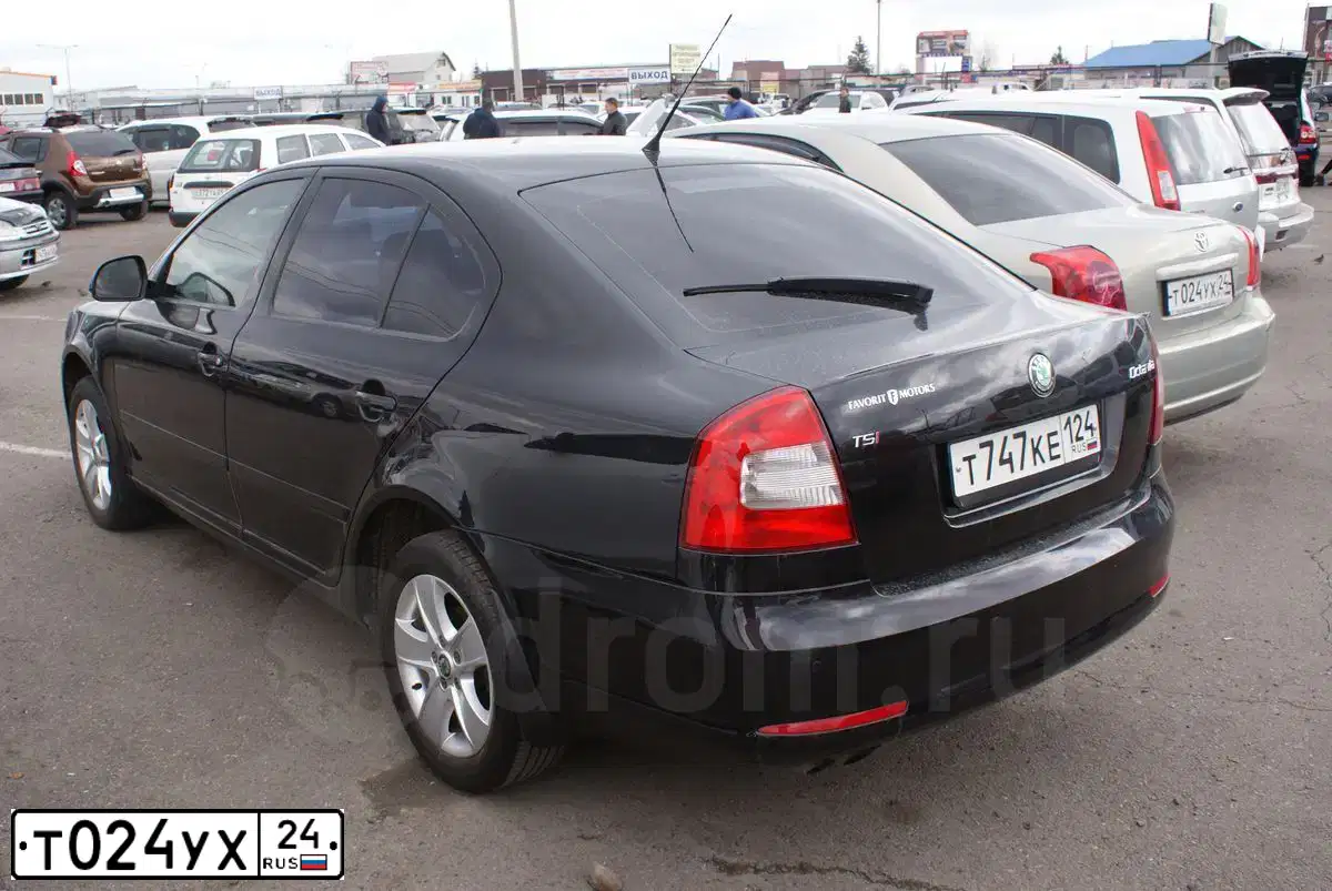 Фото автомобиля TOYOTA AVENSIS, 2004 — госномер О019РР124. Цвет: БЕЖЕВЫЙ