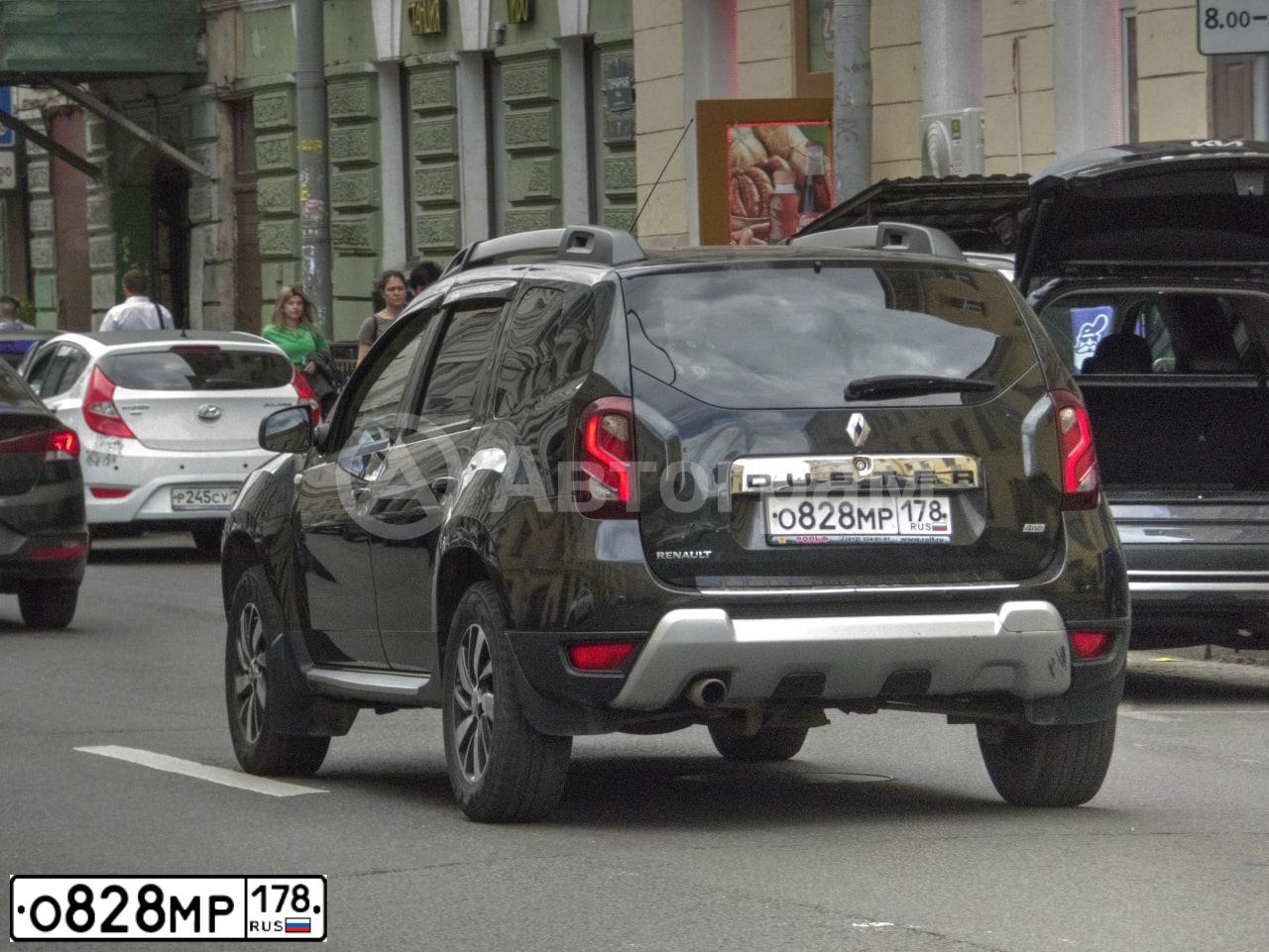 Фото автомобиля RENAULT DUSTER, 2015 — госномер О828МР178. Цвет: ЧЕРНЫЙ