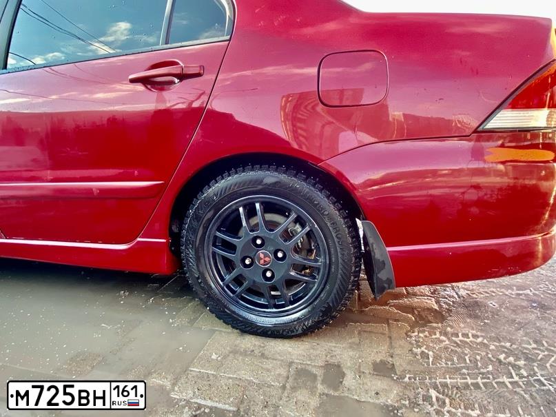 Фото автомобиля MITSUBISHI LANCER, 2005 — госномер В520НН30. Цвет: Красный