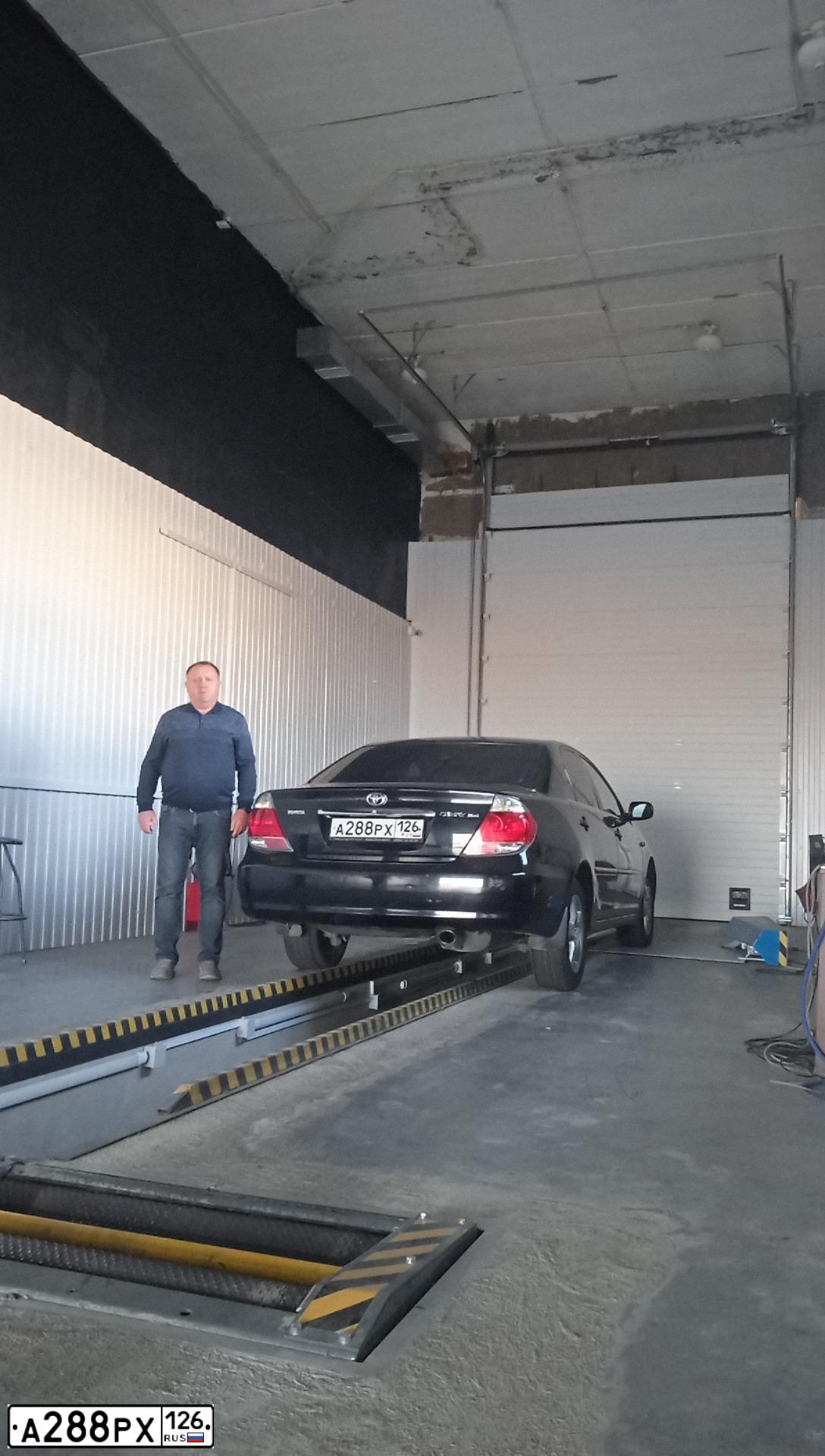 Фото автомобиля TOYOTA CAMRY, 2005 — госномер А288РХ126. Цвет: Черный
