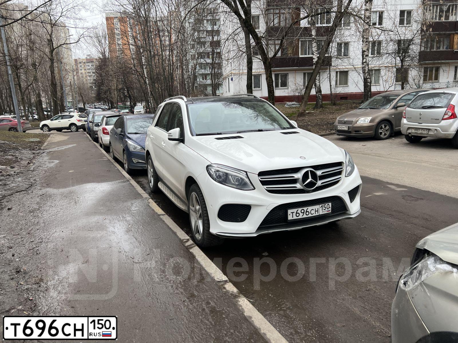 Фото автомобиля MERCEDES GLE-KLASSE, 2015 — госномер Т696СН150. Цвет: БЕЛЫЙ