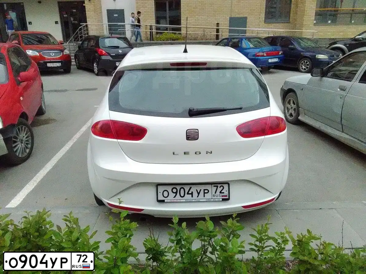 Фото автомобиля SEAT LEON, 2011 — госномер О904УР72. Цвет: Белый