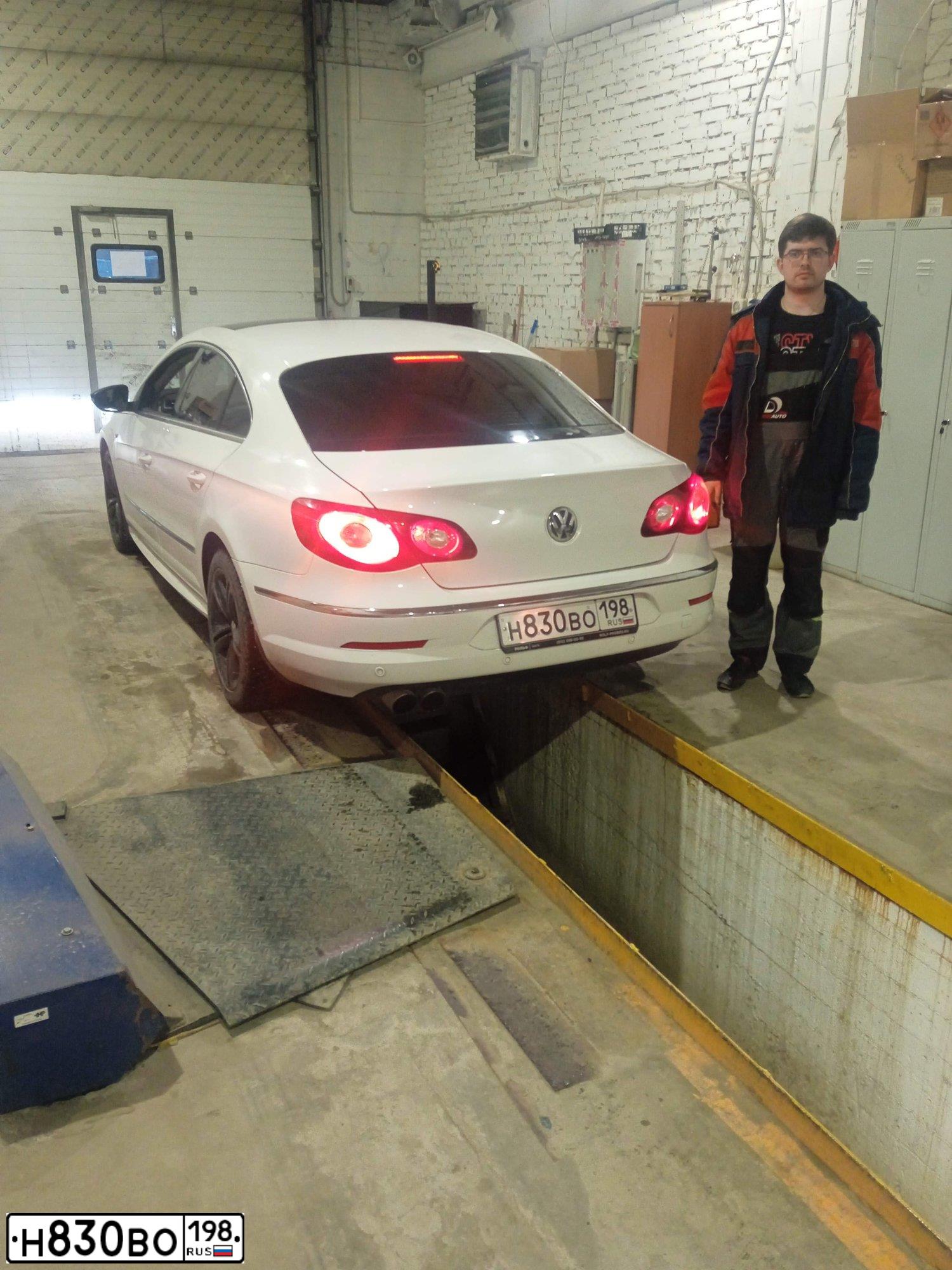 Фото автомобиля VOLKSWAGEN CC, 2011 — госномер О115НМ178. Цвет: Белый