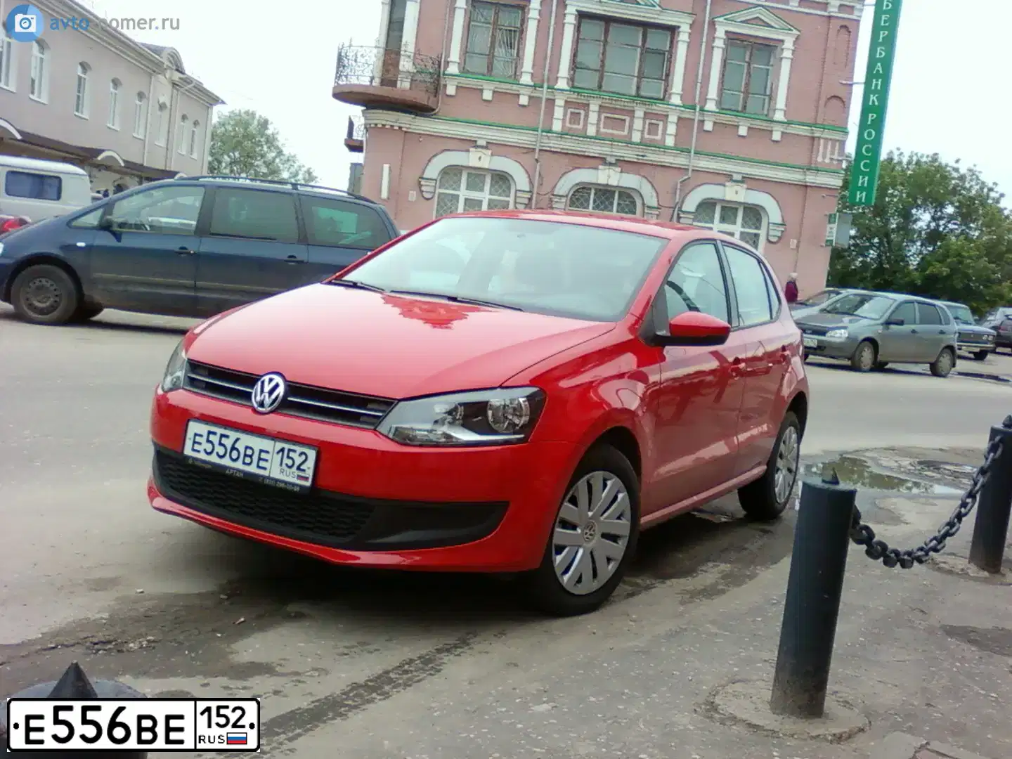 Фото автомобиля VOLKSWAGEN POLO, 2011 — госномер Е556ВЕ152. Цвет: ЯРКО-КРАСНЫЙ