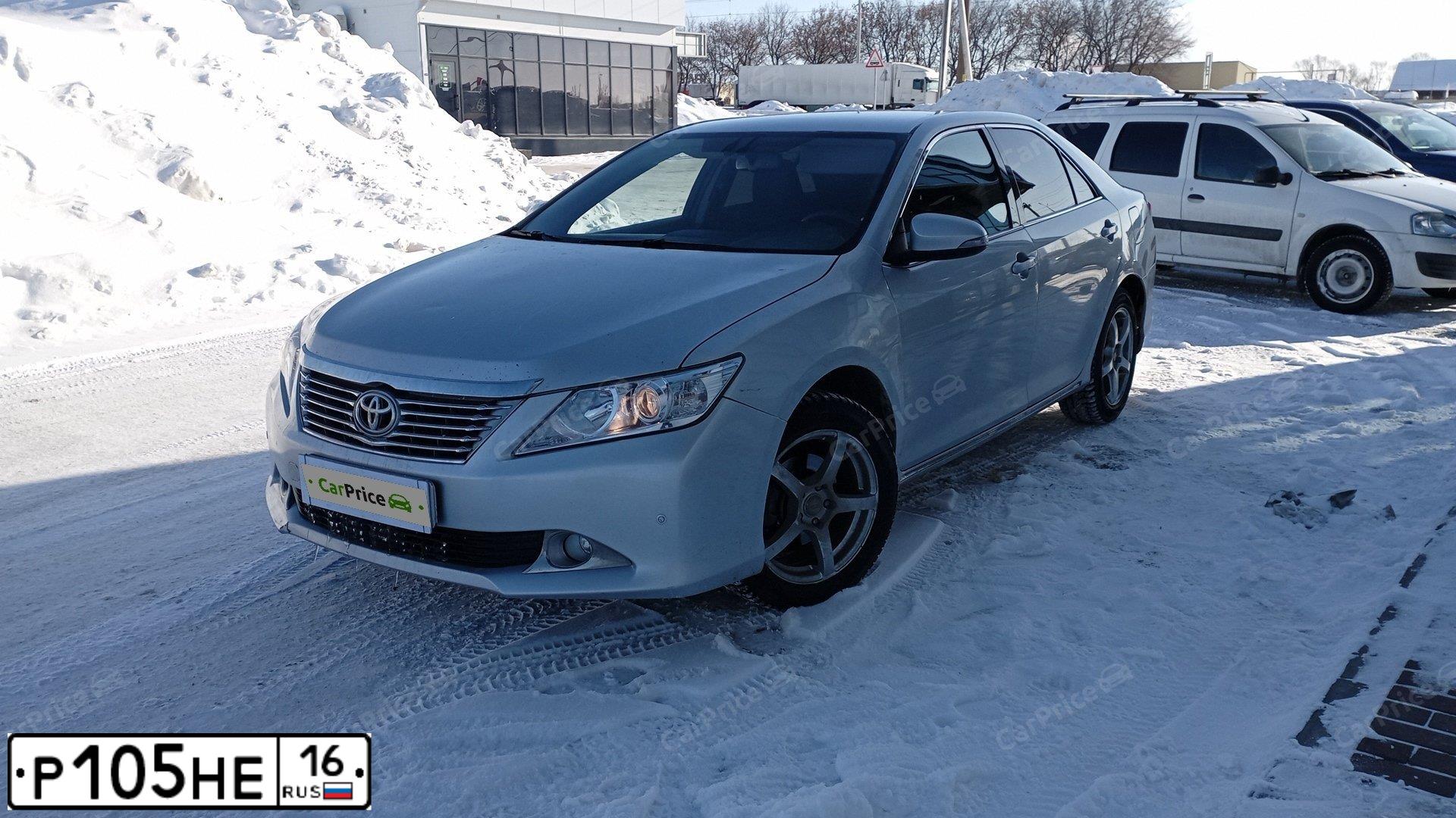 Фото автомобиля TOYOTA CAMRY, 2013 — госномер Р105НЕ16. Цвет: СЕРЕБРИСТЫЙ МЕТАЛИК