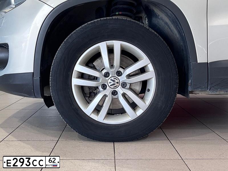 Фото автомобиля VOLKSWAGEN TIGUAN, 2014 — госномер Е293СС62. Цвет: Серебристо-Желтый