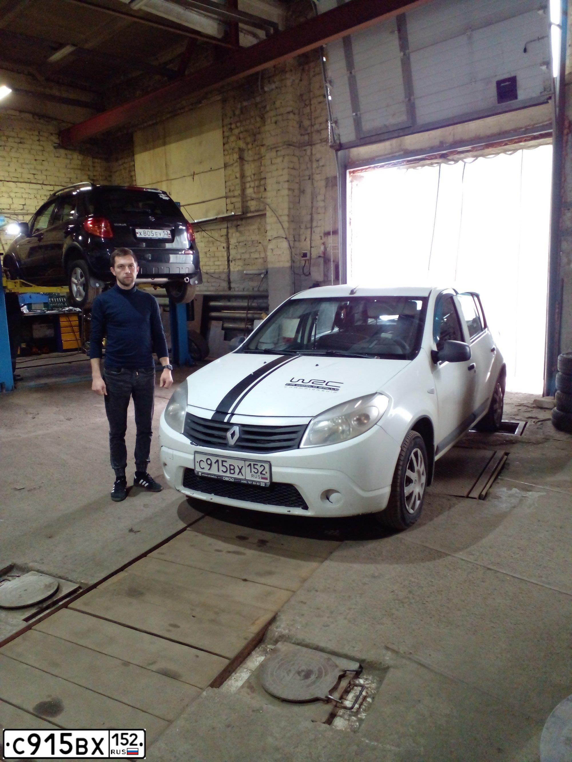Фото автомобиля RENAULT SANDERO, 2011 — госномер С915ВХ152. Цвет: Белый