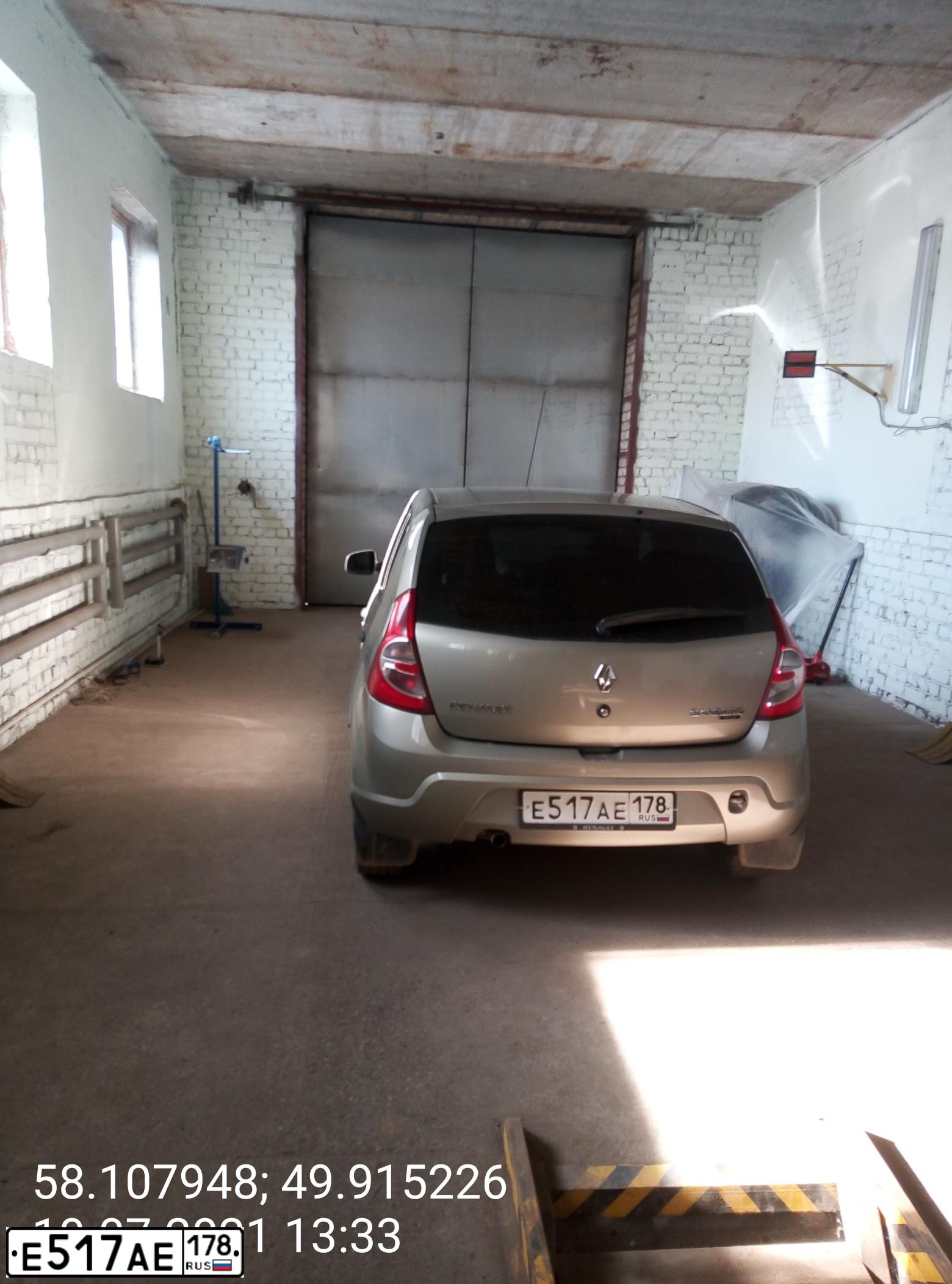 Фото автомобиля RENAULT SANDERO, 2010 — госномер Е517АЕ178. Цвет: БЕЖЕВЫЙ