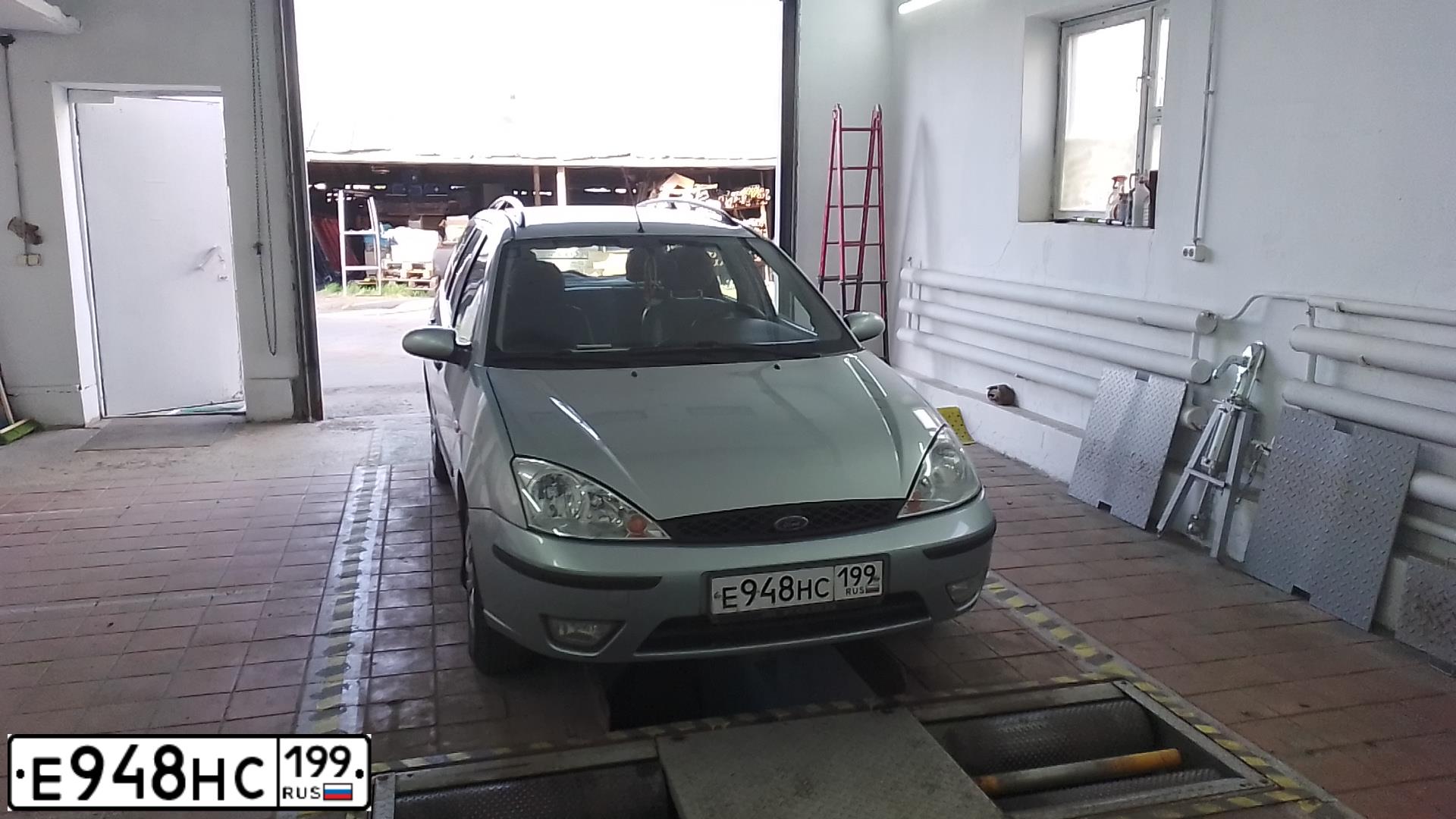 Фото автомобиля FORD FOCUS, 2002 — госномер Е948НС199. Цвет: СВЕТЛО-СЕРЫЙ