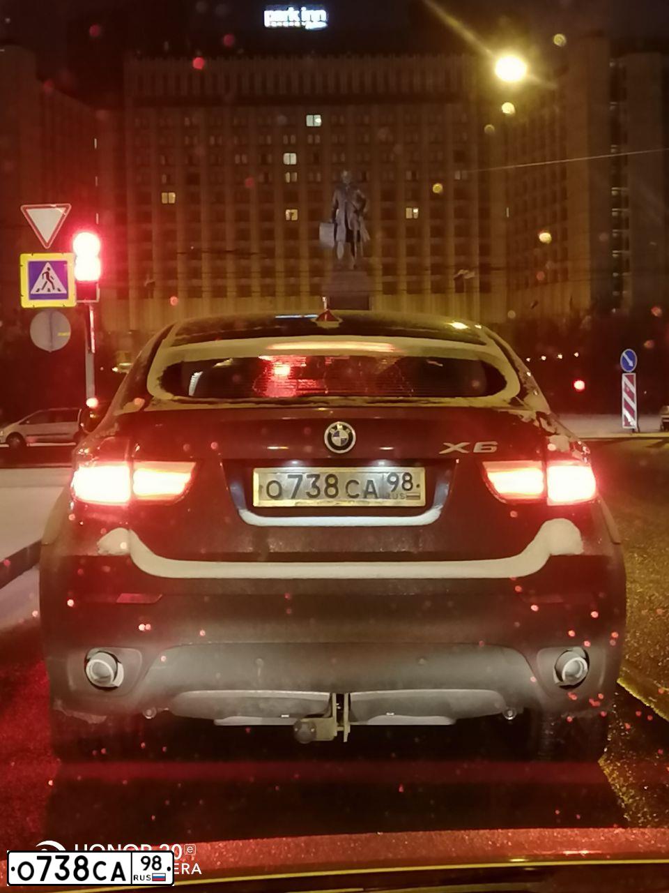 Фото автомобиля BMW X6, 2012 — госномер О738СА98. Цвет: КРАСНЫЙ МЕТАЛЛИК