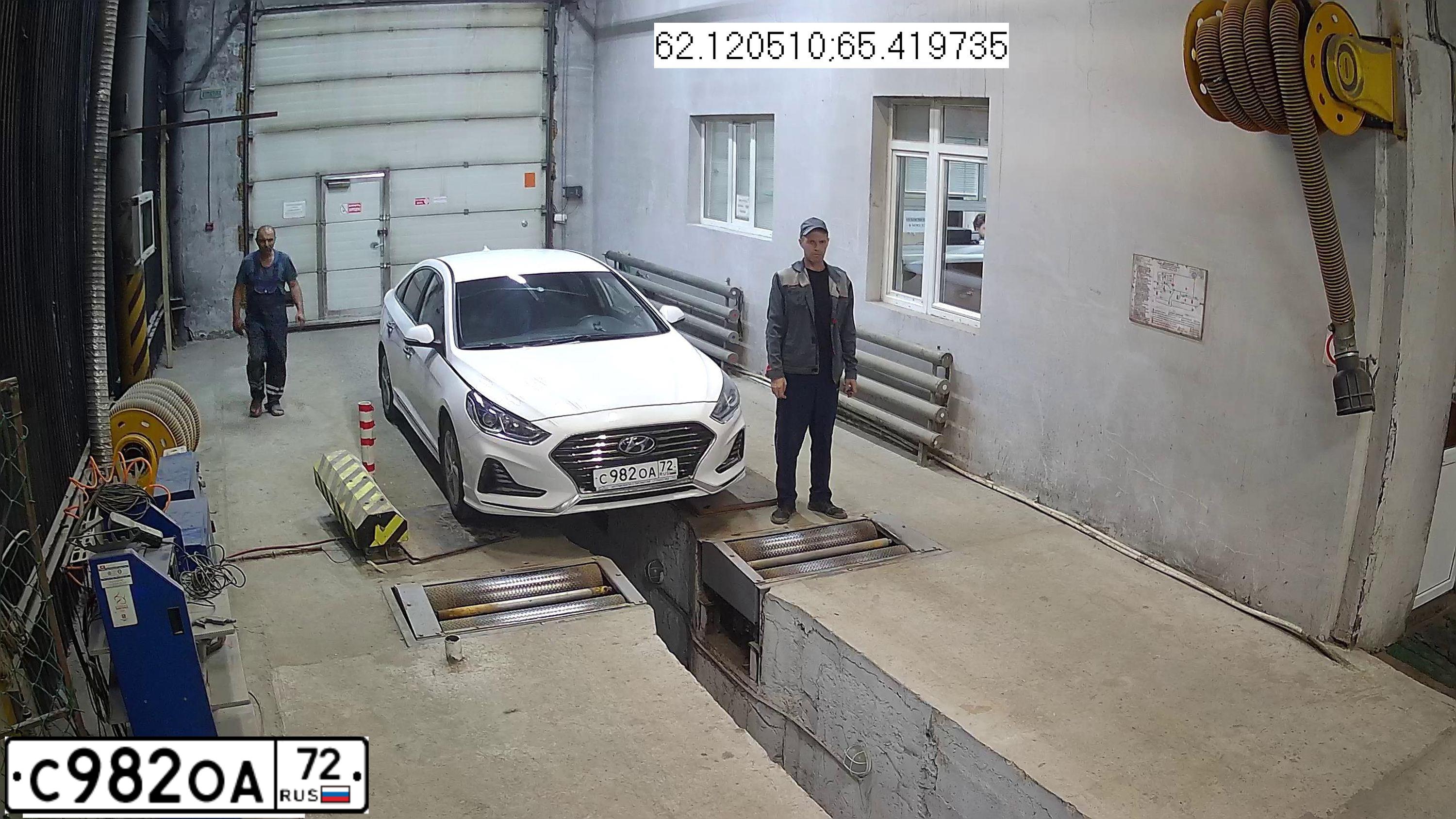 Фото автомобиля HYUNDAI SONATA, 2018 — госномер Е731РА186. Цвет: Белый